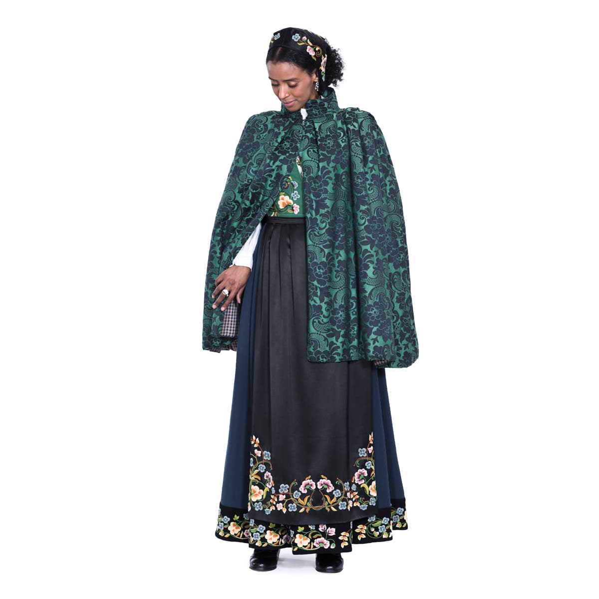 Aksel_Waldemar_bunad_dame_cape.jpg