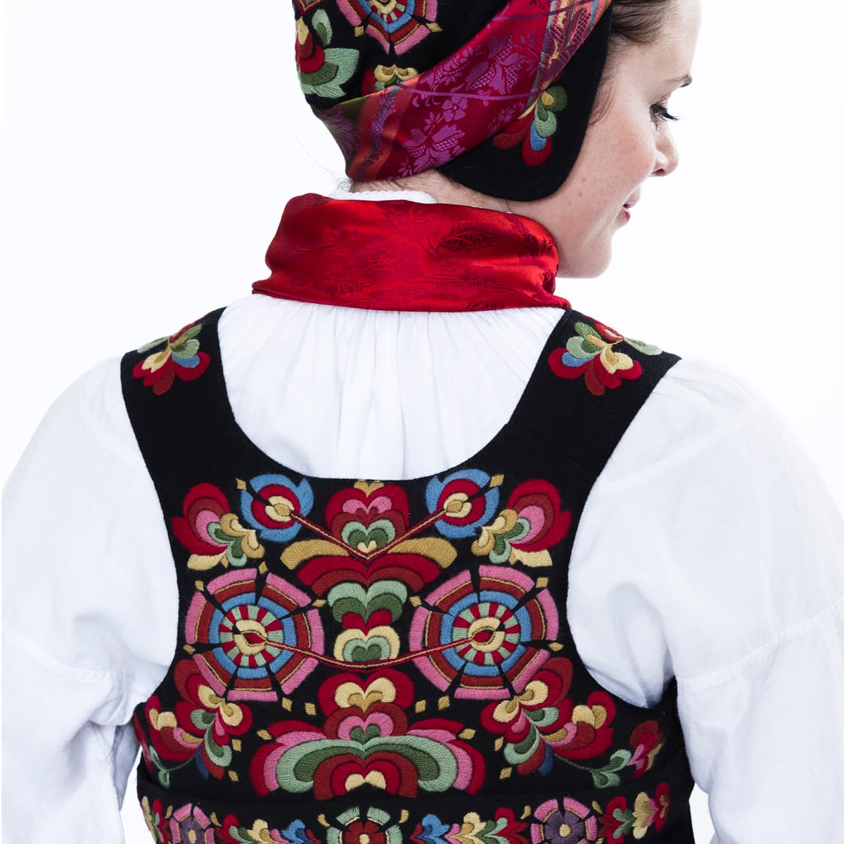 Hallingdal_Huldabunad_2000_dame_detalj.jpg