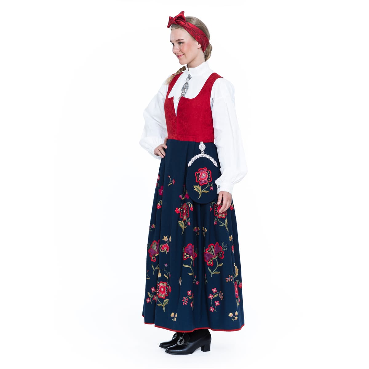 Kvinnebunad_B53_Gudbrandsdalen_siden.jpg