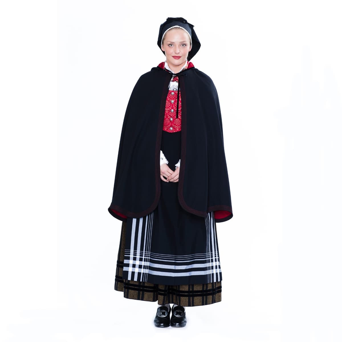 Troms_damebunad_rødt_liv_cape.jpg