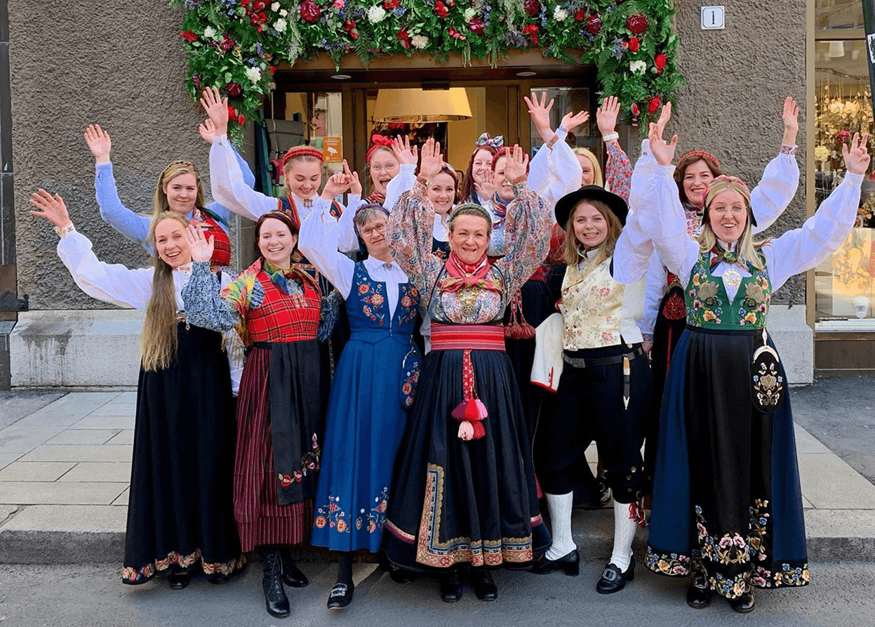 Gruppebilde av flere av de ansatte i Heimen Husfliden