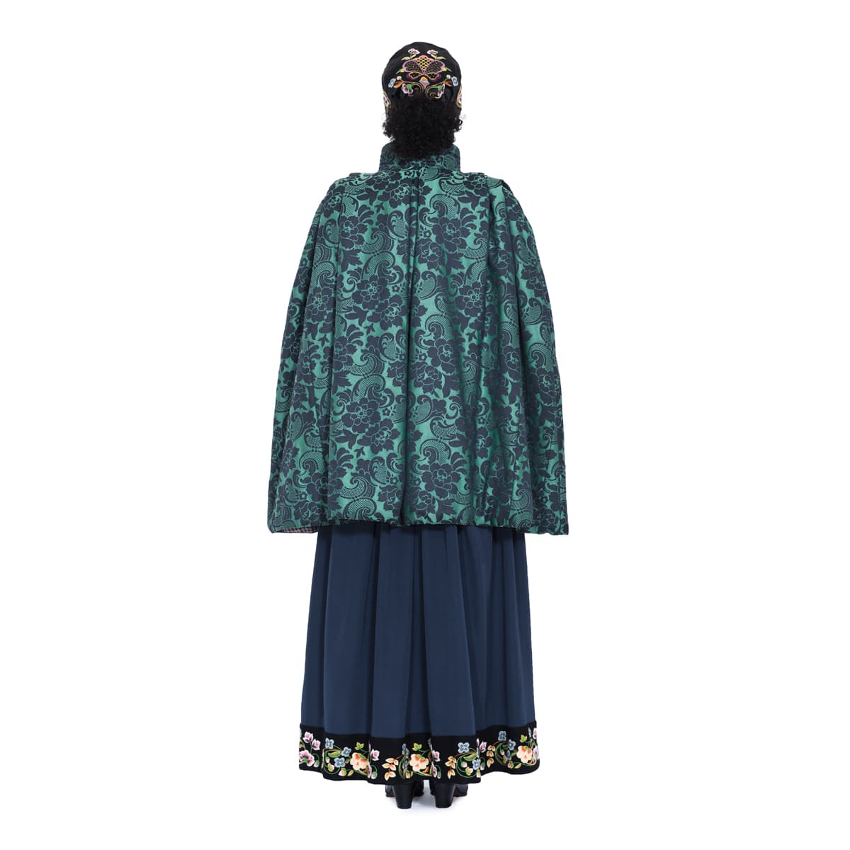 Aksel_Waldemar_B59_bunad_dame_cape_bak.jpg