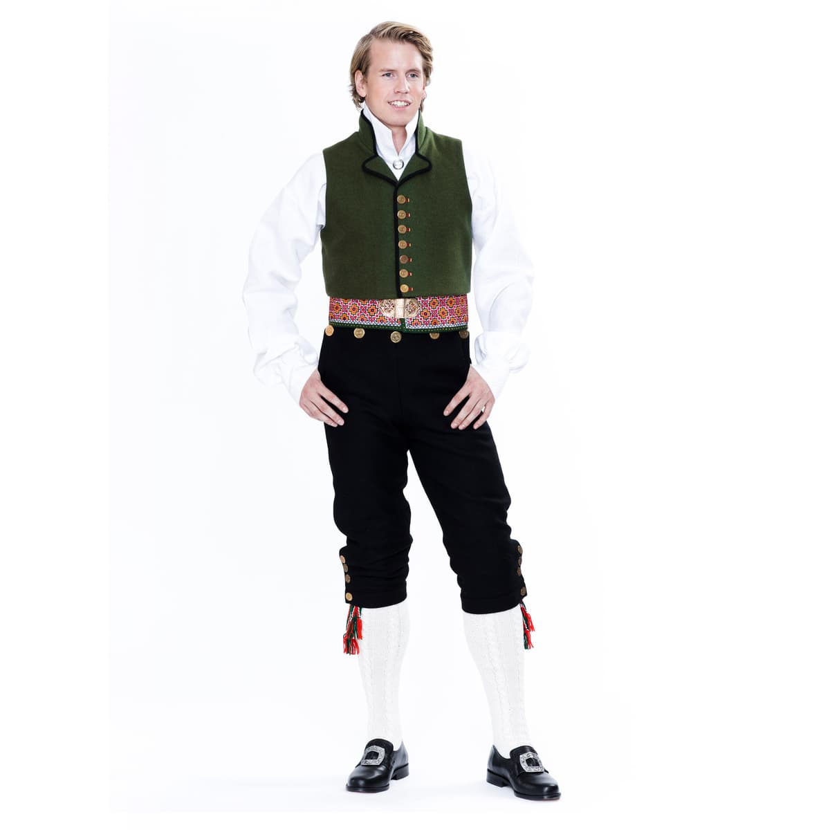 Sunnfjord_herrebunad_med_vest_bakfra.jpg