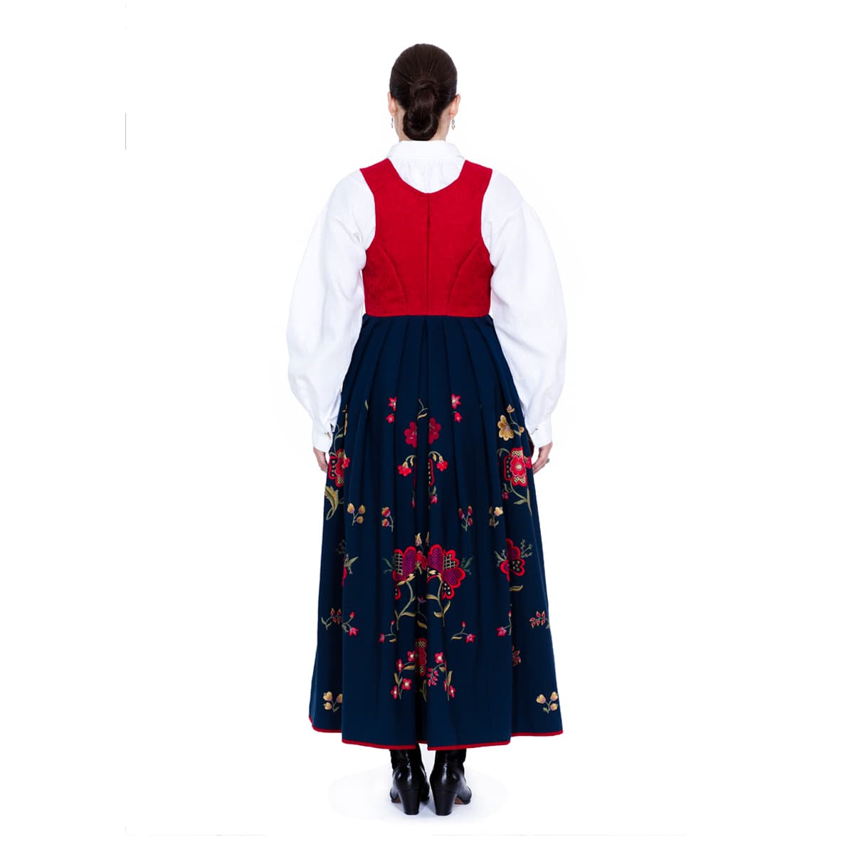 Gudbrandsdalen_B53_bunad_dame_bak.jpg