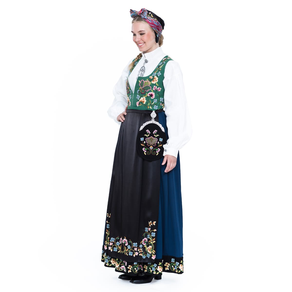 Gudbrandsdalen_AkselWaldemar_damebunad_siden.jpg