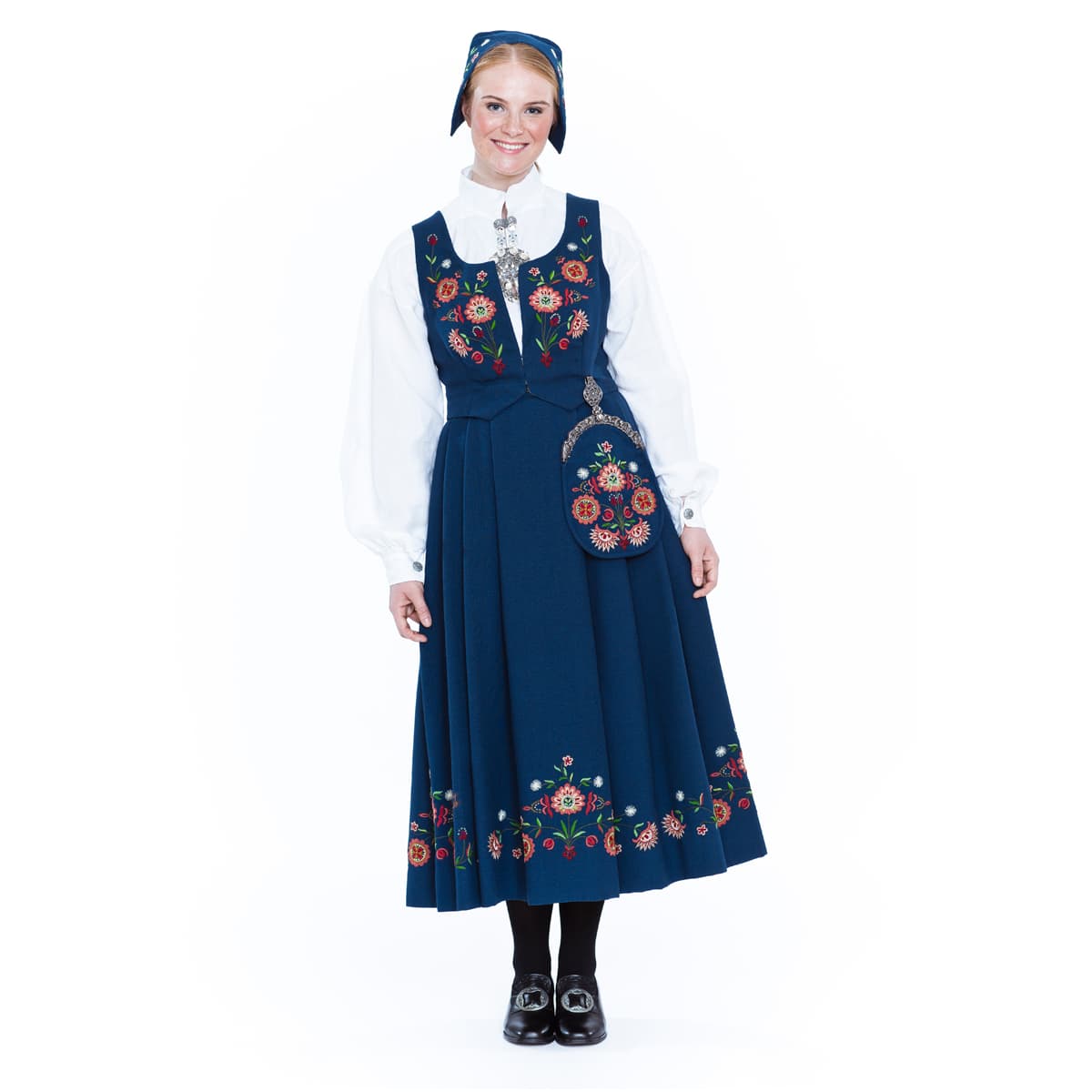 Bardu_Målselv_damebunad_med_lue.jpg